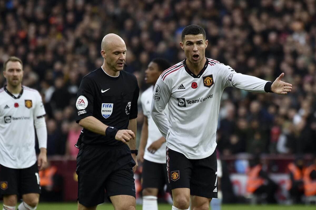 Cristiano Ronaldo, del Manchester United, reclama al árbitro Anthony Taylor 