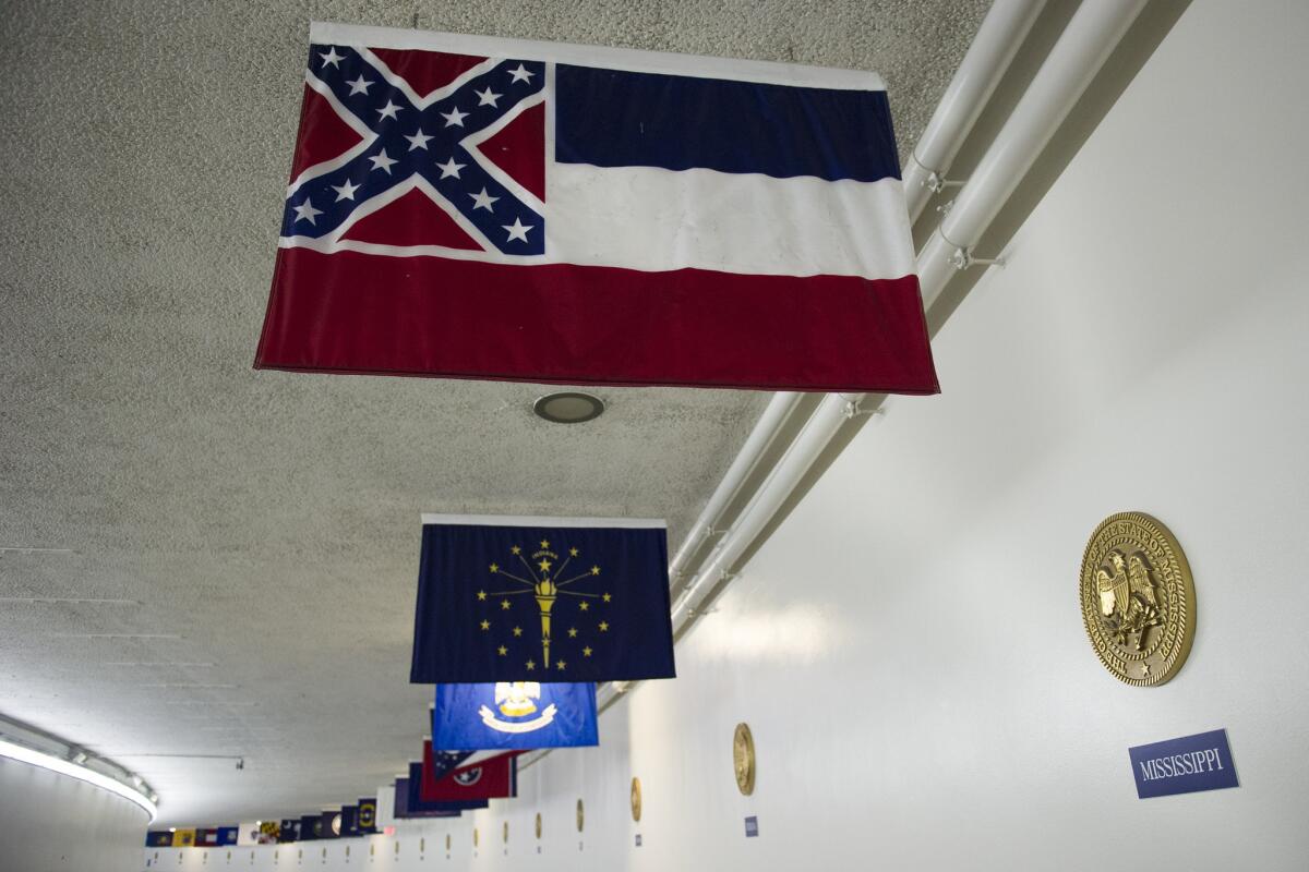 La bandera de Mississippi cuelga, junto con otras banderas estatales en el Capitolio, en Washington, el miércoles 23 de junio de 2015. Tras la masacre en una iglesia negra en Charleston, Carolina del Sur, funcionarios de ambos partidos piden que se retiren las banderas confederadas y otros símbolos de la Confederación. (Foto AP/Cliff Owen)