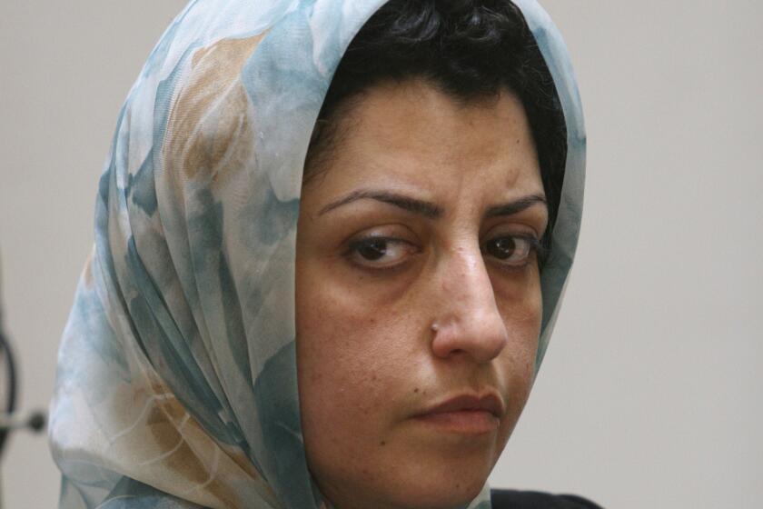 La destacada activista iraní de derechos humanos, Narges Mohammadi, asiste a una reunión sobre los derechos de las mujeres en Teherán, Irán, el 27 de agosto de 2007. (Foto AP/Vahid Salemi, Archivo)