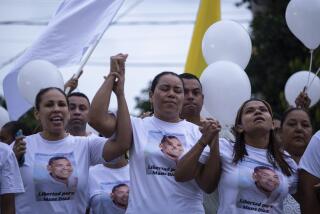 Cilenis Marulanda, centro, madre del futbolista colombiano Luis Díaz, se une a una marcha para exigir la liberación de su esposo y padre del delantero del Liverpool, en Barrancas, departamento de La Guajira, Colombia, el martes 31 de octubre de 2023. (Foto AP/Leo Carrillo)