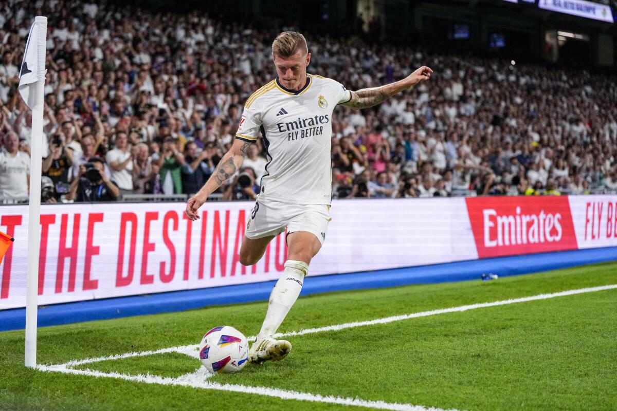 ARCHIVO - Toni Kroos, del Real Madrid, patea el balón durante un partido de fútbol de La Liga 