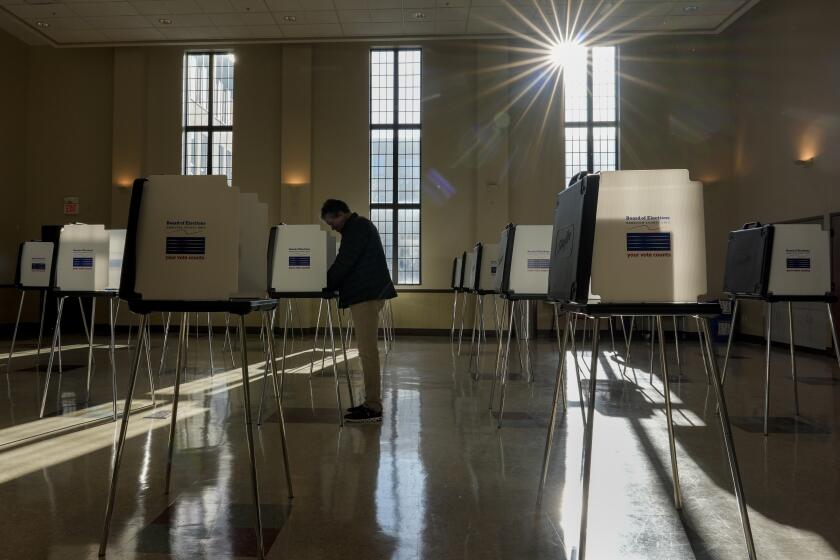 ARCHIVO - Un votante rellena su papeleta de las elecciones primarias de Ohio en un centro de votación en la Iglesia Presbiteriana de Knox en Cincinnati, Ohio, el martes 19 de marzo de 2024. (AP Foto/Carolyn Kaster, Archivo)