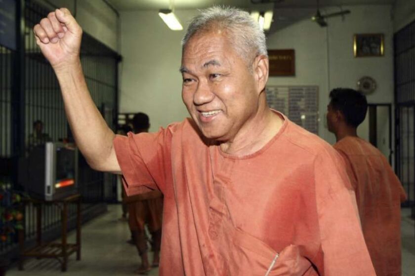 Surachai Danwattananusorn, de 70 años, hace gestos a su llegada al tribunal penal en Bangkok, Tailandia, el martes 28 de febrero de 2012. El tribunal condenó a Surachai, miembro del movimiento político Camisa Roja a 7 años y medio de prisión por comentarios que se consideró insultantes. la monarquía del país.  (Foto AP)