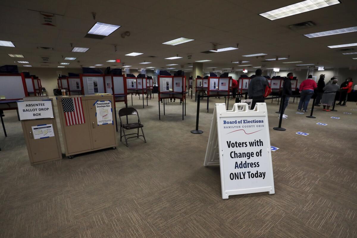 Personas firman file para encontrar sus urnas en la Junta Electoral del condado Hamilton