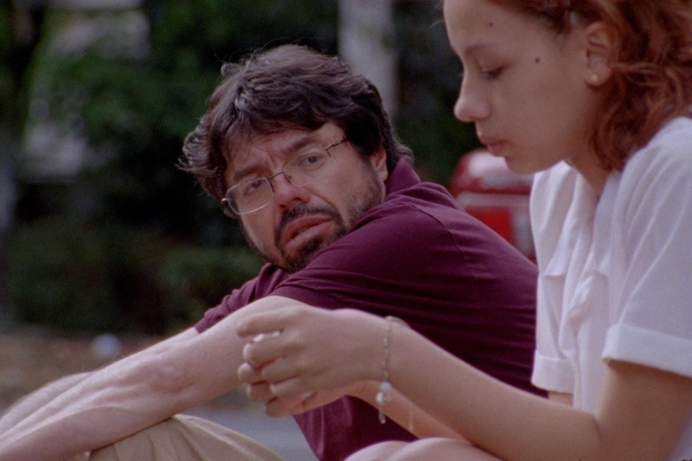 Un poeta' le cede la pantalla a un escritor colombiano fallido, pero tremendamente humano - Los Angeles Times