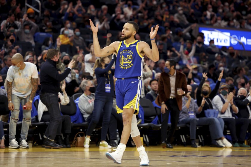 El jugador de los Warriors de Golden State Stephen Curry (30) celebra un triple en la primera mitad del juego de la NBA que enfrentó a su equipo con los Pacers de Indiana, en San Francisco, el 20 de enero de 2022. (AP Foto/Jed Jacobsohn)
