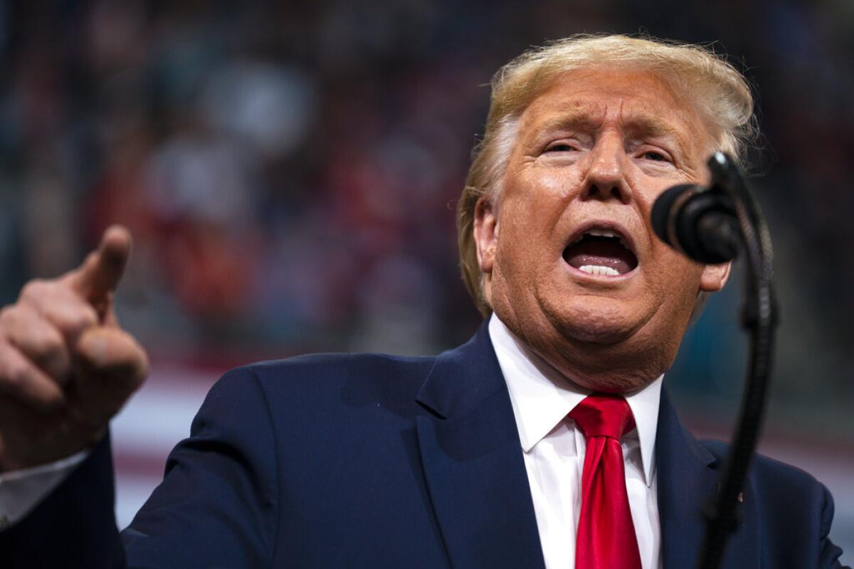 Donald Trump hablando durante un acto de campaña en Manchester, New Hampshire, el 10 de febrero del 2020. Trump defiende hoy el derecho a portar armas en la esperanza de captar votos de los aficionados a las armas en las elecciones de fin de año. (AP Photo/Evan Vucci)