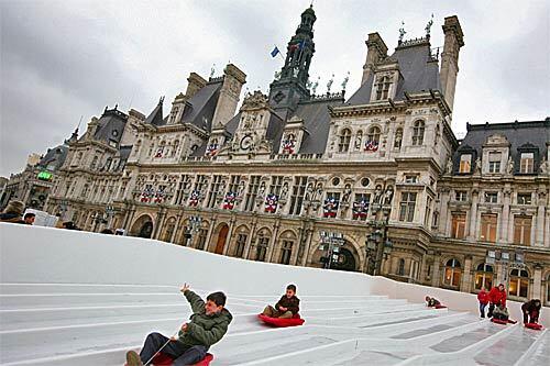 For some (read: young) Parisians, speeding downhill on luge tracks temporarily set up at the Hôtel de Ville -- the city hall -- is one of the pleasures of the holiday season. So is free ice skating near the same landmark building.