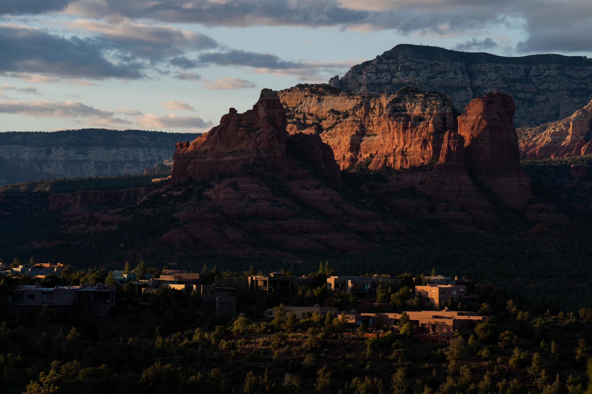 Casas escondidas en las colinas alrededor de Sedona, Arizona.