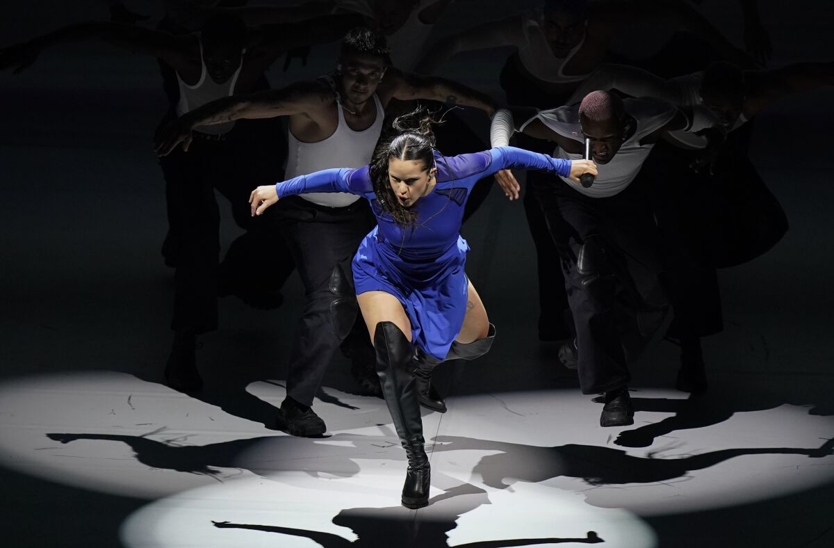 La cantante española Rosalía durante el primer concierto de su gira mundial Motomami en el Auditorio Nacional de la Ciudad de México el domingo 14 de agosto de 2022. (Foto AP/Eduardo Verdugo)