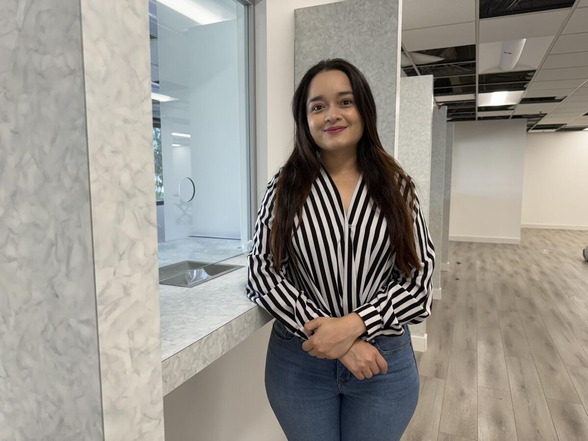 Julissa Gutiérrez Villanueva, cónsul de Honduras, posa frente a las 10 ventanillas de las nuevas oficinas.