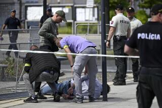 La policía arresta a un hombre tras un atentado con un arma de fuego contra el primer ministro de Eslovaquia, Robert Fico, en Handlova, Eslovaquia, el 15 de mayo de 2024. (Radovan Stoklasa/TASR via AP)