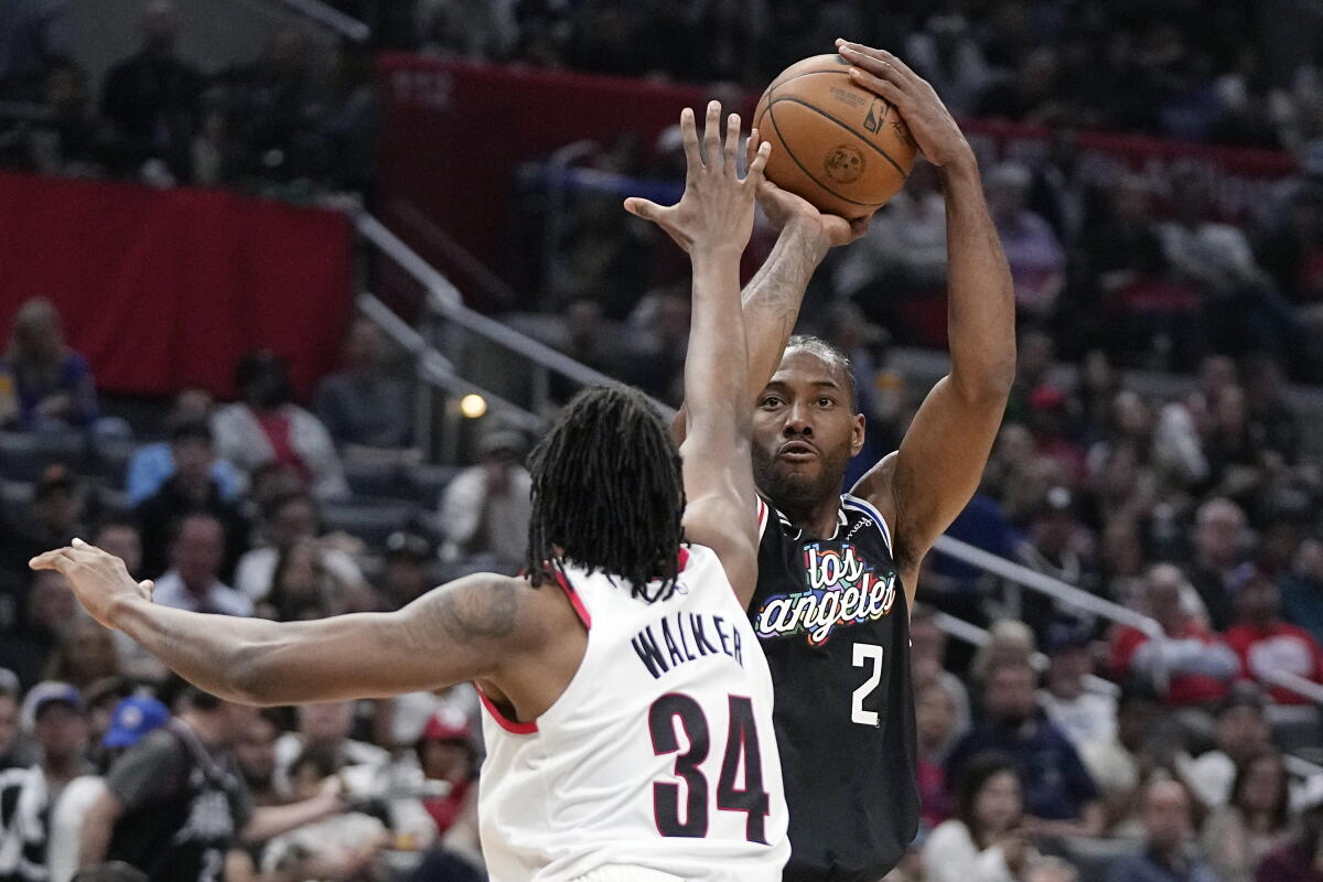 Clippers forveti Kawhi Leonard, Portland Trail Blazers forveti Jabari Walker'ın üzerinden şutunu çekiyor.