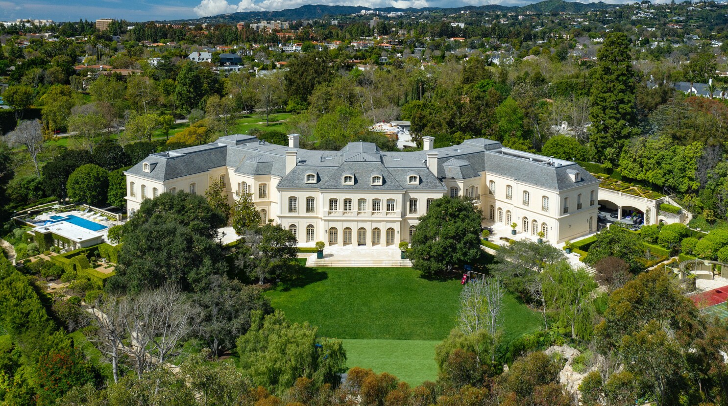 Must Reads Big Home Big Deal The Manor In Holmby Hills Sets An L A County Price Record At 119 75 Million Los Angeles Times - live in a huge mansion tycoon roblox