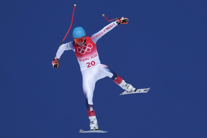 Der US-Skifahrer Ryan Cochran-Siegle geht am Donnerstag während eines Abfahrtstrainings bei den Olympischen Spielen in Peking in die Luft.