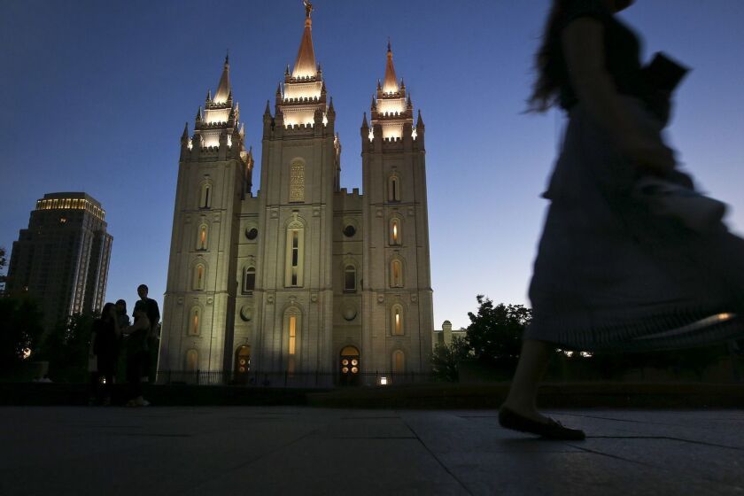 Un misionero mormón pasa por el Templo de Salt Lake, en Temple Square, de esa ciudad. Los votantes en Utah se expresarán este otoño sobre una medida que permitiría la marihuana medicinal (Isaac Hale / para The Times).