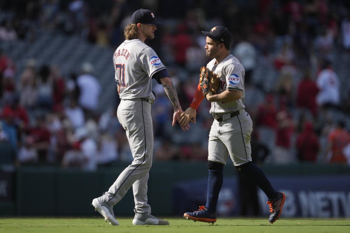 El lanzador abridor de los Astros de Houston, Josh Hader (71), y el segunda base José Altuve