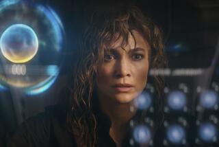 En esta imagen proporcionada por Netflix, Jennifer Lopez en una escena de "Atlas". (Netflix vía AP)