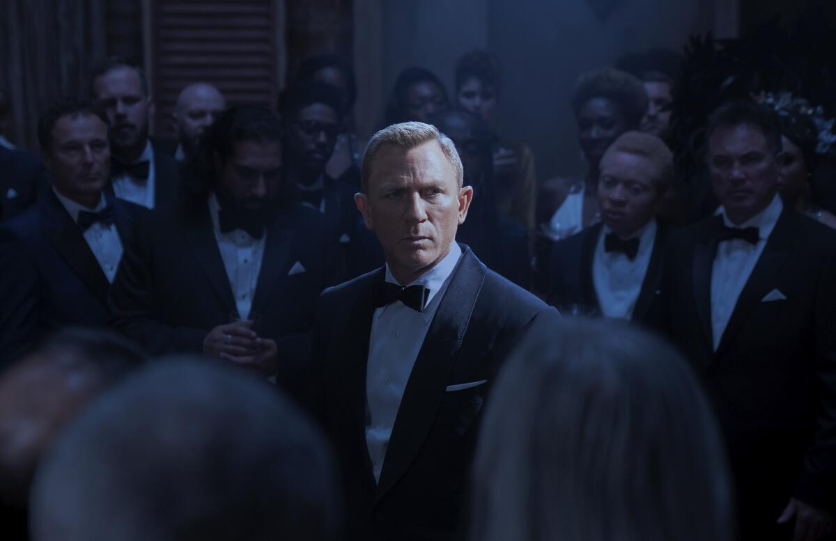 En esta imagen difundida por Metro Goldwyn Mayer Pictures, Daniel Craig como James Bond en una escena de "No Time To Die".
