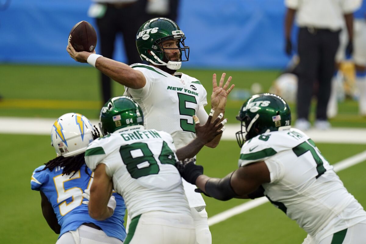 New York Jets quarterback Joe Flacco throws against the Chargers in the first half Sunday.