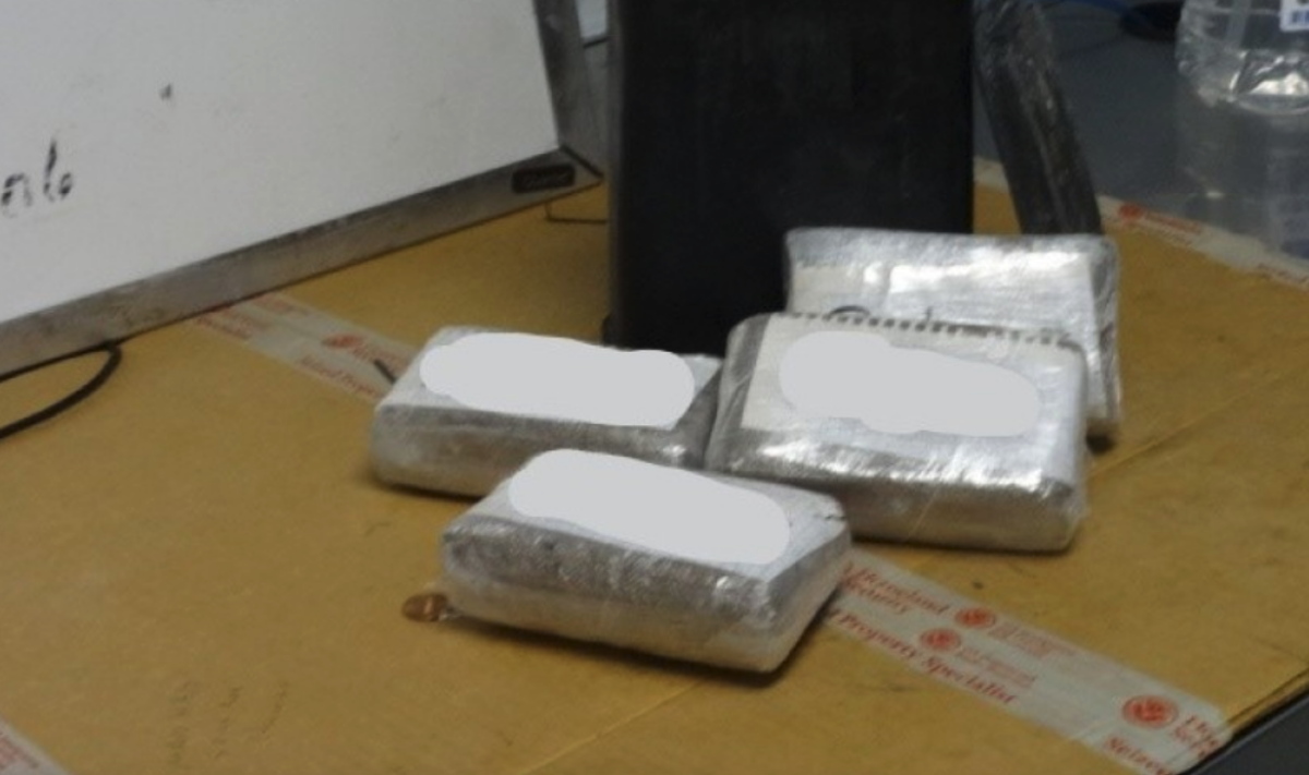 Paquetes de heroína encontrados al interior de un vehículo que fue decomisado.