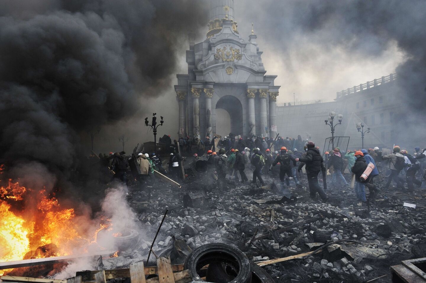 Ukrainian protesters advance toward new positions in Kiev as a truce broke down and clashes with police renewed.