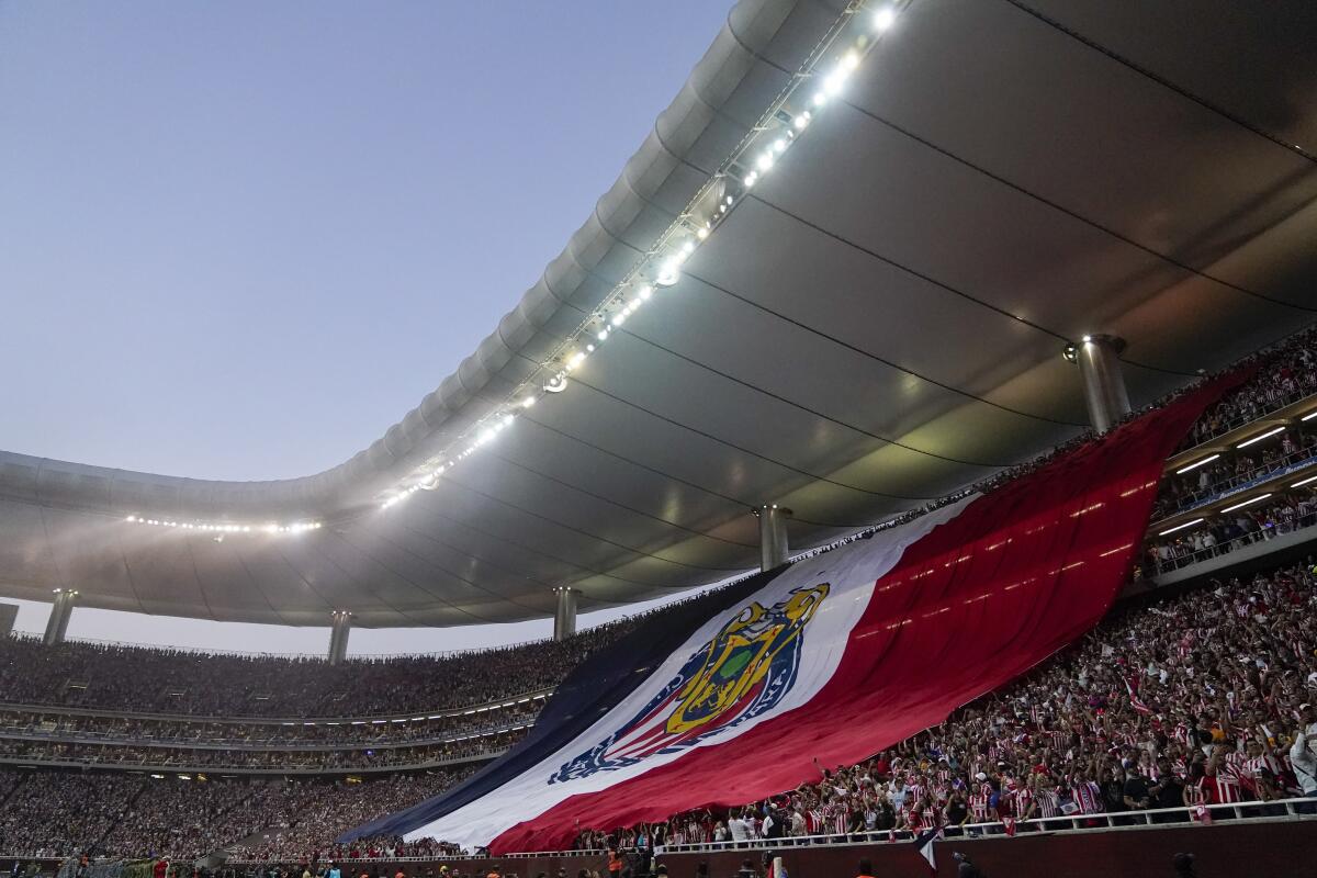 Los hinchas de Guadalajara despliegan una enorme bandera en las gradas previo al duelo contra Tigres