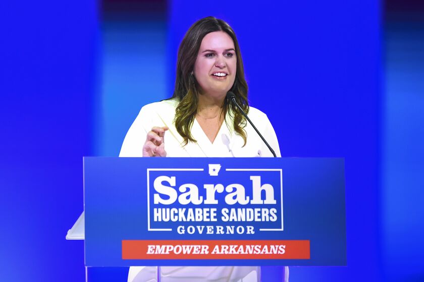 ARCHIVO - La gobernadora electa de Arkansas, Sarah Huckabee Sanders, habla durante su celebración, el 8 de noviembre de 2022, en Little Rock, Arkansas. (AP Foto/Will Newton, Archivo)