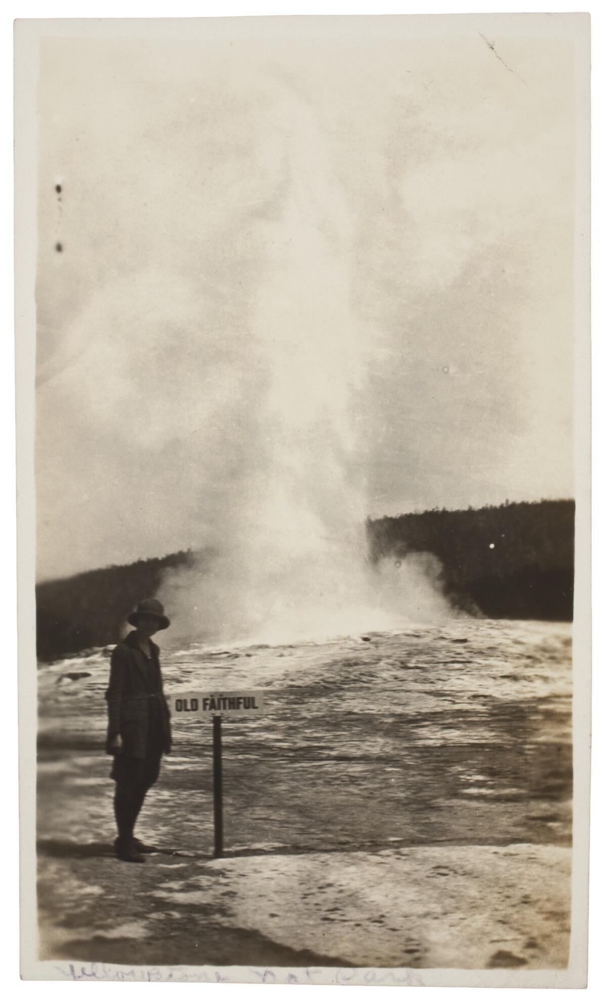 Fotógrafo desconocido, Géiser Old Faithful, Parque Nacional de Yellowstone, 1915 (cortesía del Museo George Eastman, regalo de Peter J. Cohen).