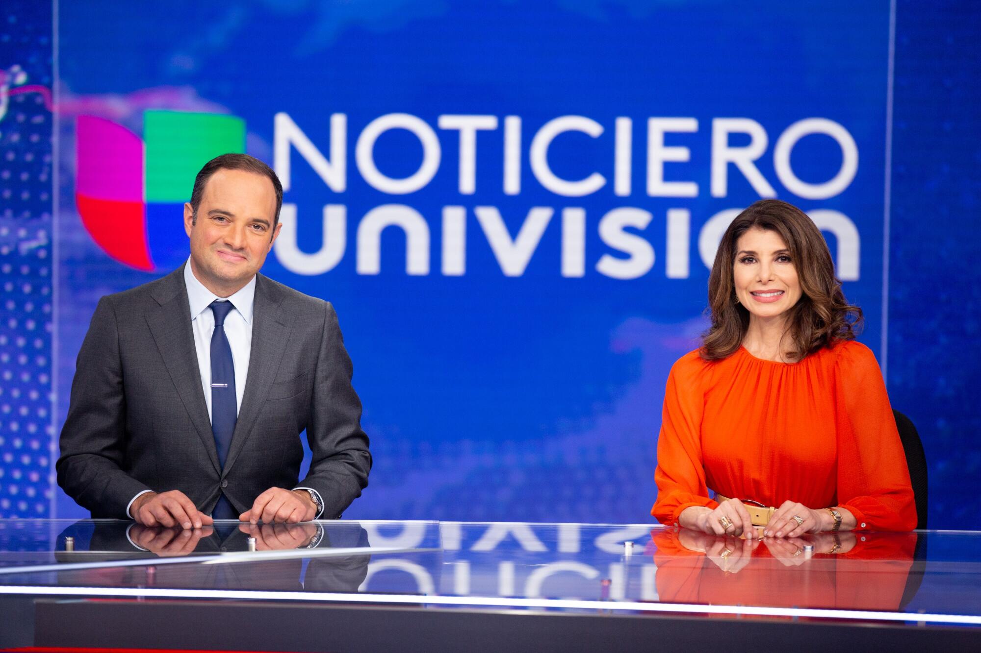 León Krauze y su nueva compañera, la periodista colombiana Patricia Janiot, conducen Noticiero Univision Edición Nocturna.