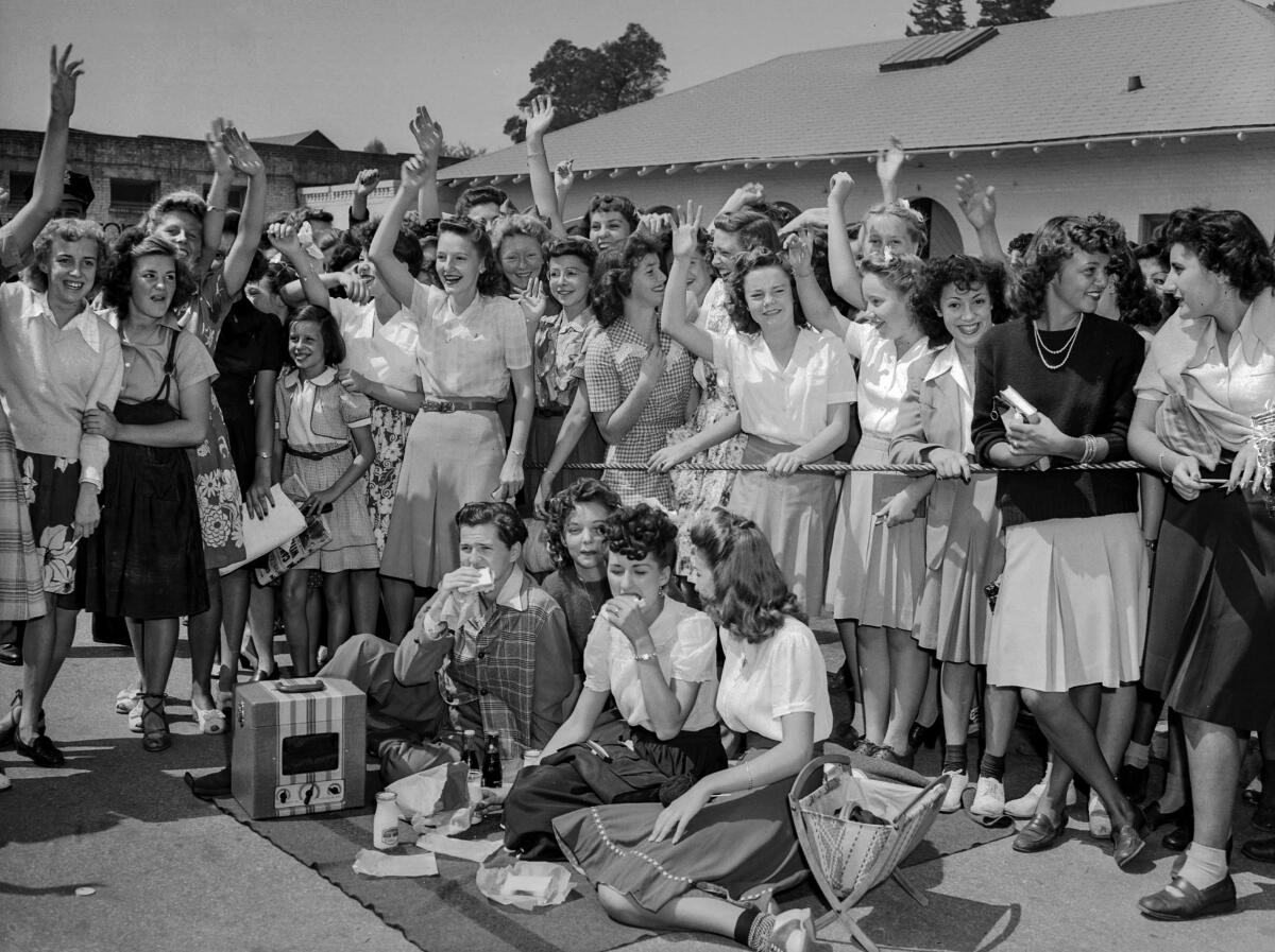 Aug. 11, 1943: Fans waiting to see Frank Sinatra. 