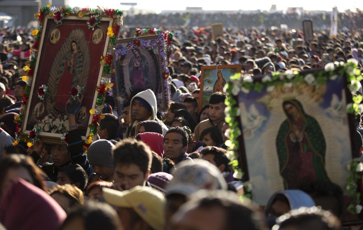 Peregrinos esperan su turno para entrar a la Basílica de Guadalupe, en Ciudad de México, el 12 de diciembre de 2013. 