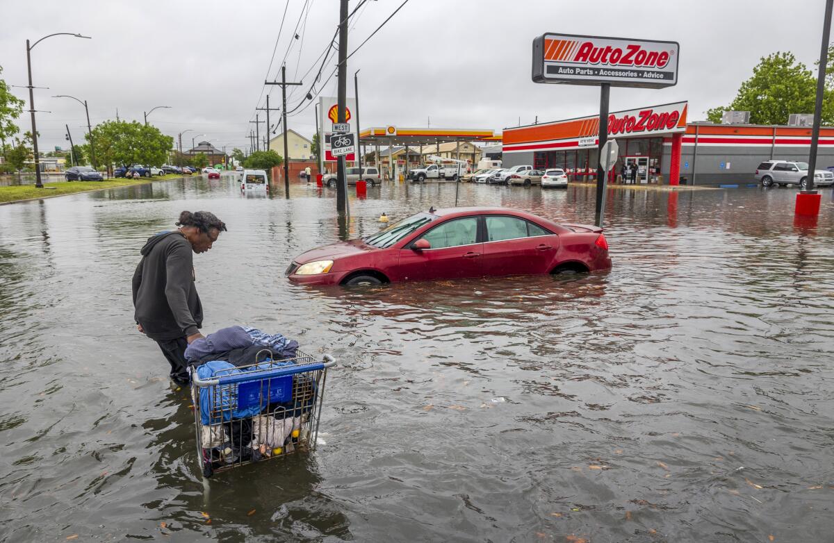 Una persona carga sus pertenencias en medio de una inundación en Broad Street 