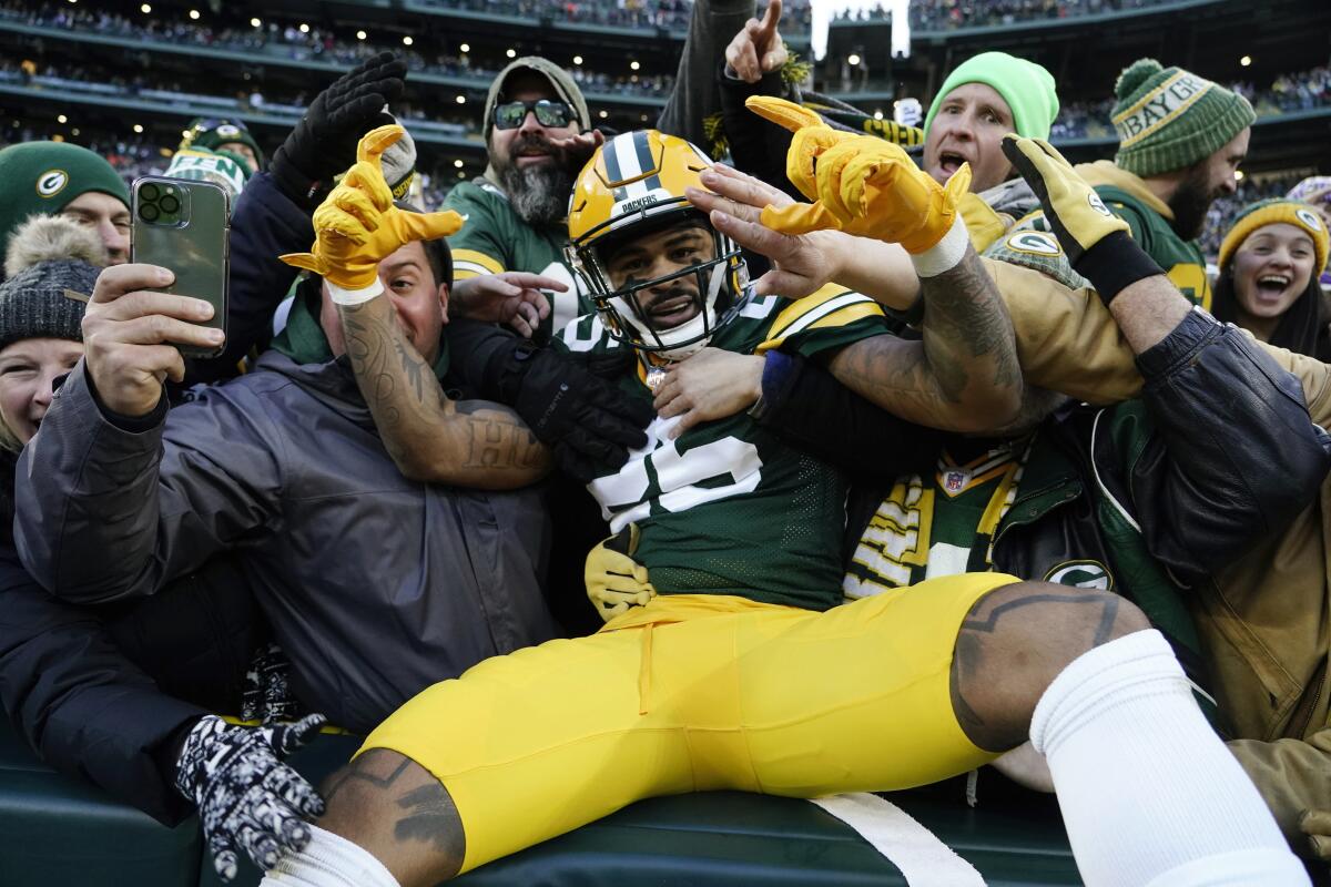 Rodgers, Packers rout Vikings 41-17, control playoff fate - The