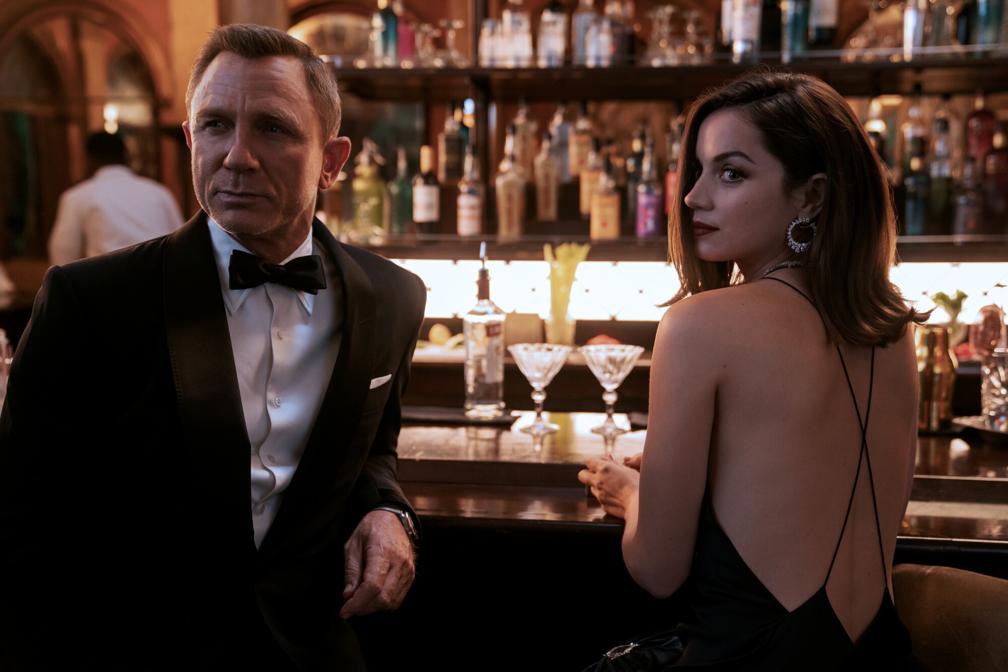 Criticas Un Bond Emotivo Un Tenoch Aterrado Y Mas Estrenos En Salas Y Streaming Los Angeles Times Criticas Un Bond Emotivo Un Tenoch Aterrado Y Mas Estrenos En Salas Y Streaming Los Angeles Times