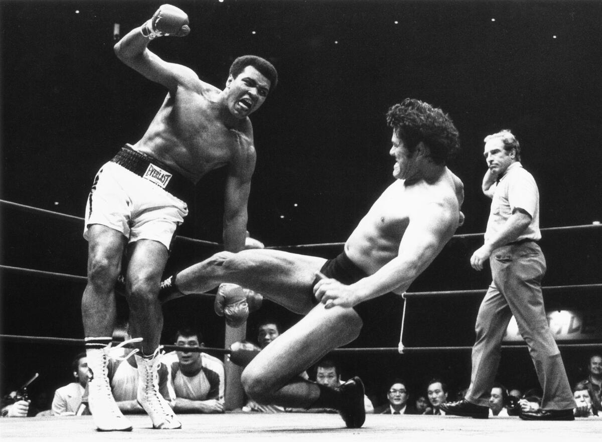 El luchador japonés Antonio Inoki lanza una patada a Muhammad Ali.