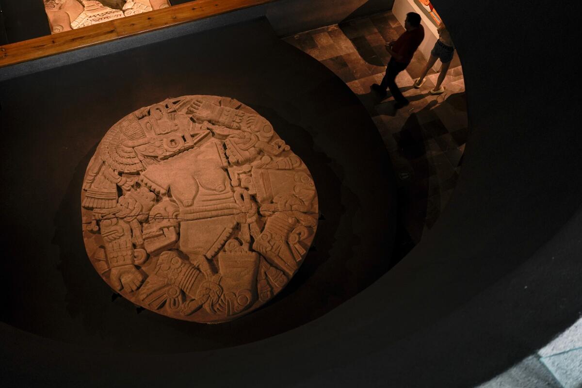 Un monolito que representa a Coyolxauhqui se exhibe en el Museo del Templo Mayor, Foto/Eduardo Verdugo)