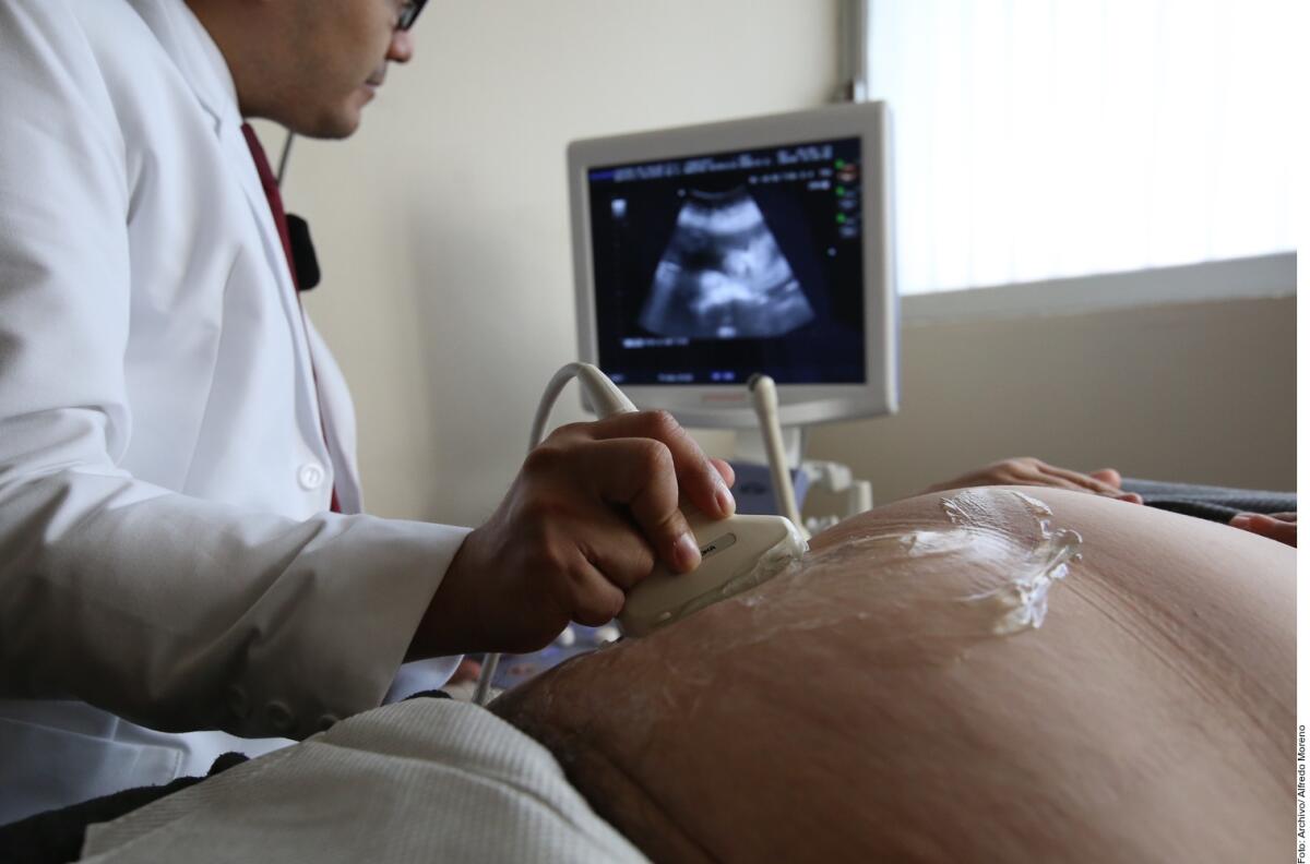 Médico y paciente en una consulta de control prenatal
