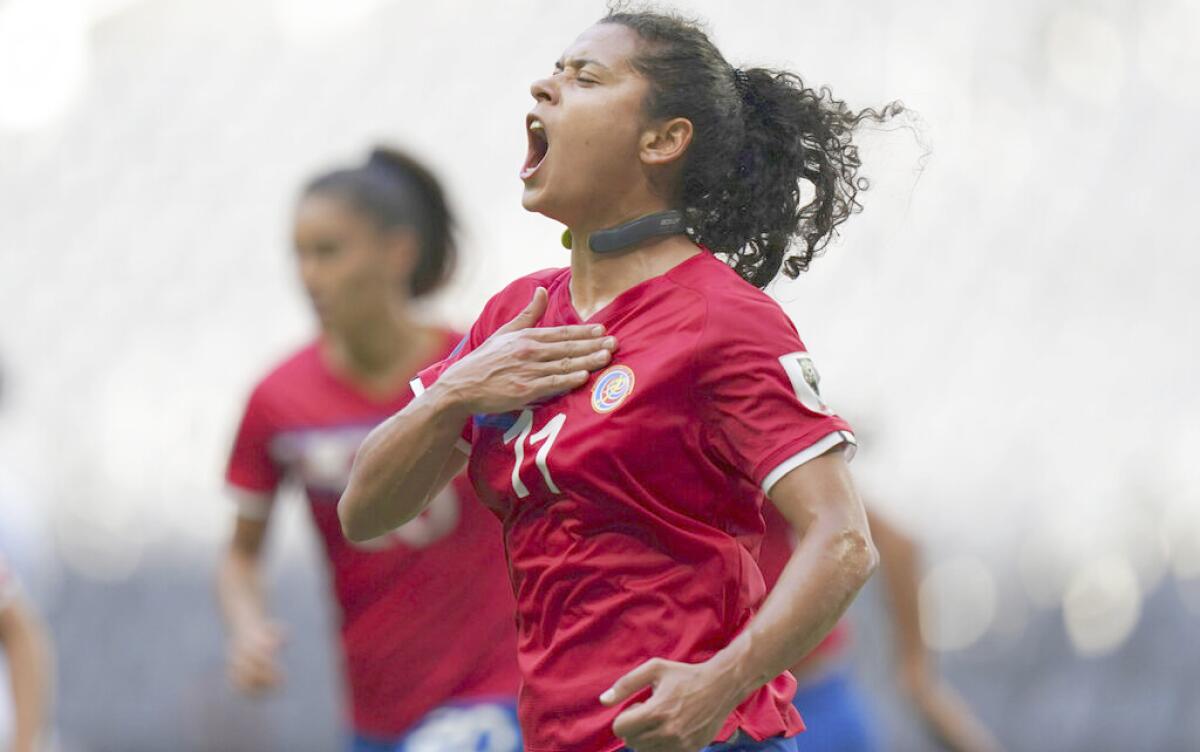 Raquel Rodríguez de Costa Rica celebra tras anotar el primer gol 