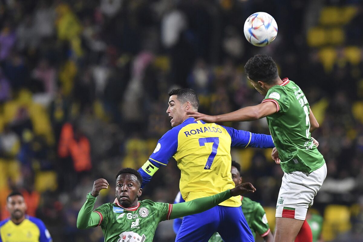 Cristiano Ronaldo (centro) de Al Nassr disputa un balón contra jugadores de Al Ettifaq en la liga de Arabia Saudí