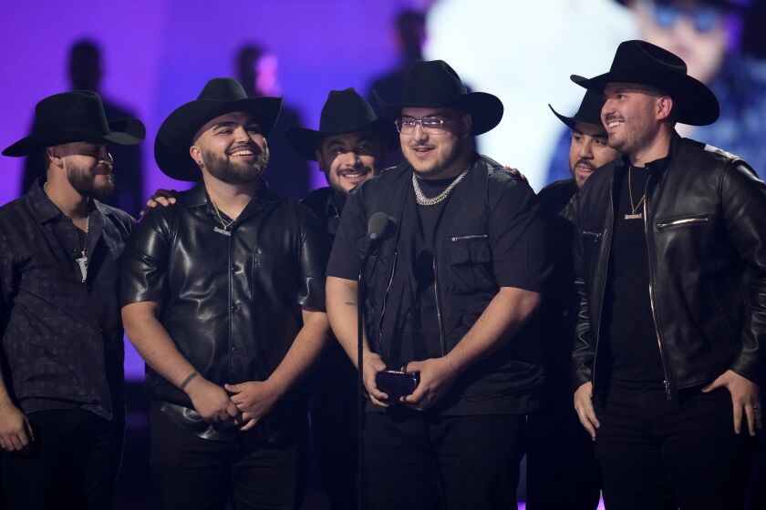 Grupo Frontera recibe el premio a mejor canción regional mexicana por "No se va (en vivo)" en los Latin American Music Awards el jueves 20 de abril de 2023 en la arena MGM Grand Garden en Las Vegas. (Foto AP/John Locher)