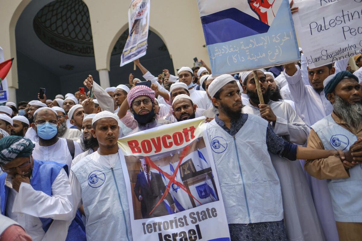 Musulmanes en Bangladesh que protestan por los ataques de Israel contra palestinos