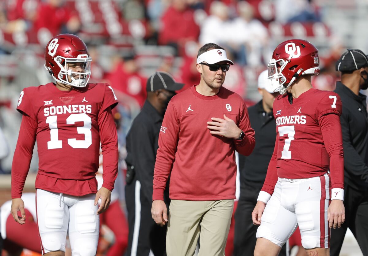 Coach Lincoln Riley talks with Oklahoma quarterbacks Caleb Williams and Spencer Rattler.