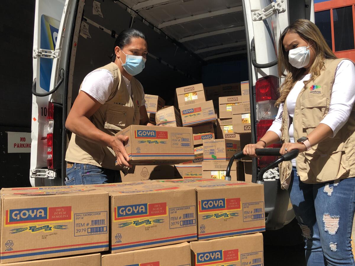 Maynor Sandoval y María Fernanda Rivera, del consulado de Honduras en Los Ángeles, recibieron la donación de Goya.