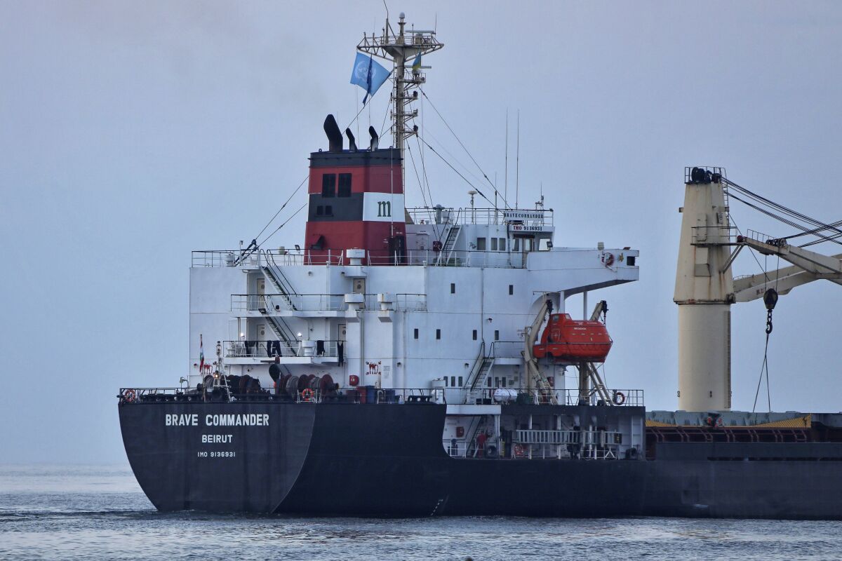 El buque granelero Brave Commander zarpa del puerto marítimo de Pivdennyi, cerca de Odesa, Ucrania, el martes 16 de agosto de 2022. (AP Foto/Nina Lyashonok)