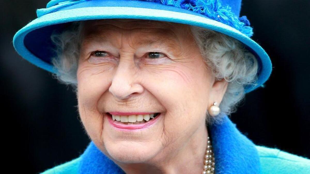La reina Isabel II sonríe mientras llega a la estación Tweedbank en Tweedbank, Escocia, el 9 de septiembre, el día en que se convirtió en la monarca de más largo reinado en la historia de Gran Bretaña.