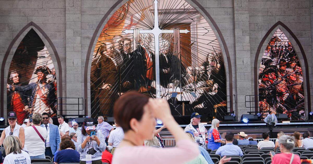 Des milliers de personnes ont afflué au National Mall pour le service religieux