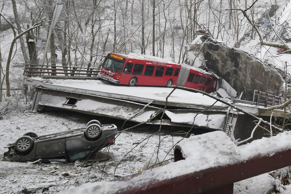 Un autobús y un automóvil que estaban sobre un puente en Pittsburgh cuando colapsó