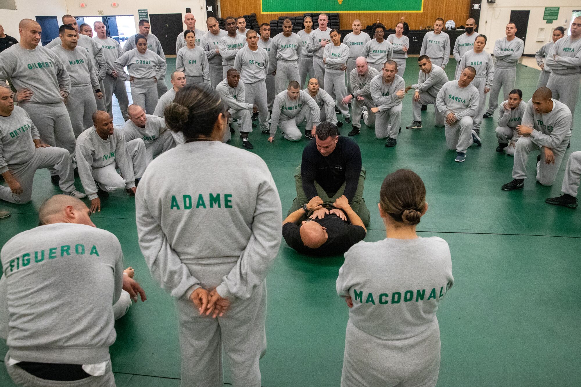 L'adjoint montre comment contrôler physiquement une personne lors d'un cours de tactiques défensives à la STAR Center Academy de Whittier.