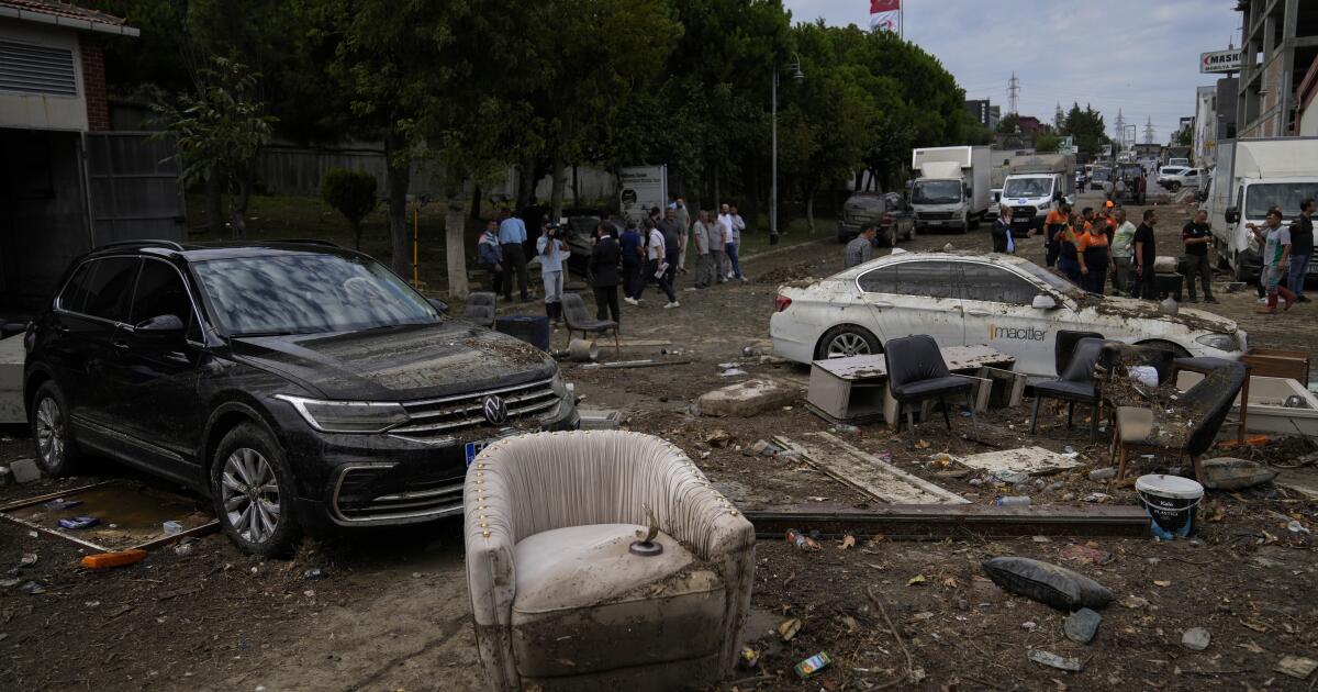 Броят на жертвите на бурите и наводненията в Южна Европа достигна 11 души